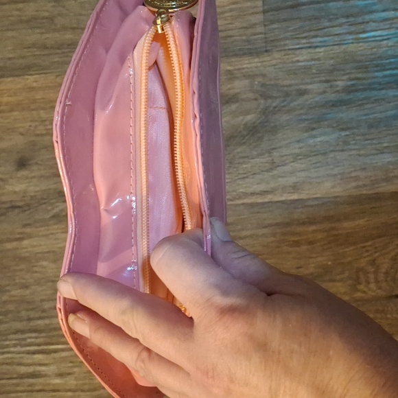 NEW SAVVY TRAVELERS KISS KLUTCH. - Picture 6 of 9